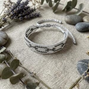 Pulsera Tejida en Telar con Mostacillas Checas – Diseño Cadenas en Blanco y Gris Plata – Elegancia y Vínculo