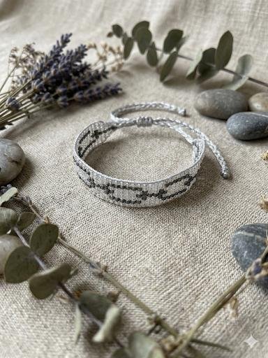 Pulsera Tejida en Telar con Mostacillas Checas – Diseño Cadenas en Blanco y Gris Plata – Elegancia y Vínculo