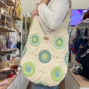 Bolso tejido color crudo combinado con gama de verdes