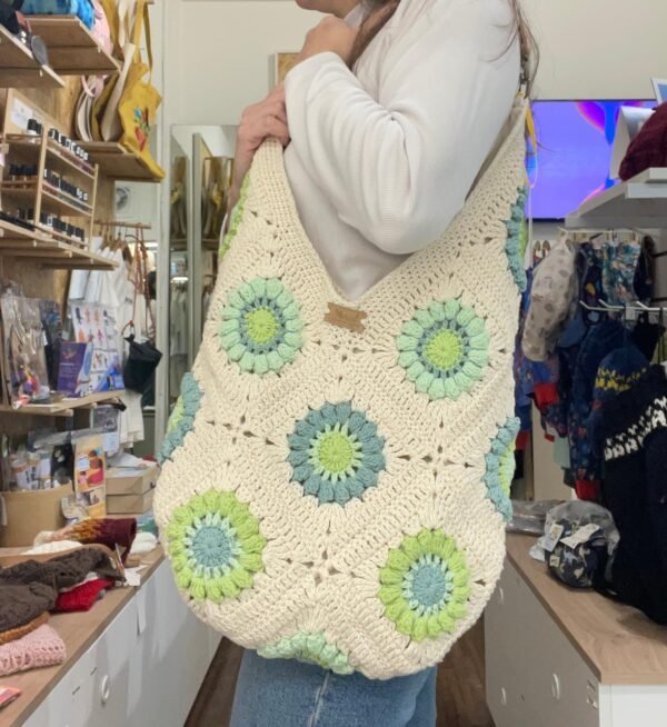 Bolso tejido color crudo combinado con gama de verdes