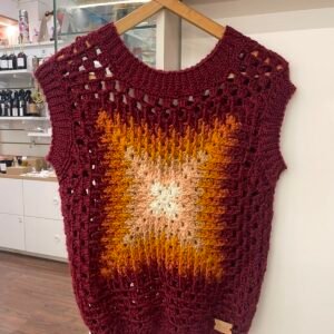 Chaleco en lana bordo combinada con colores tierra