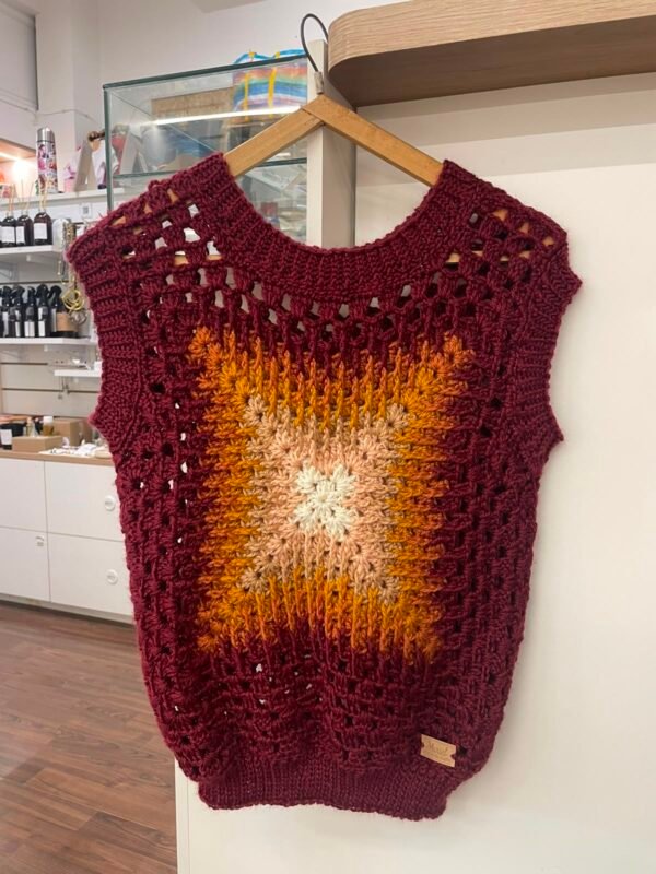 Chaleco en lana bordo combinada con colores tierra