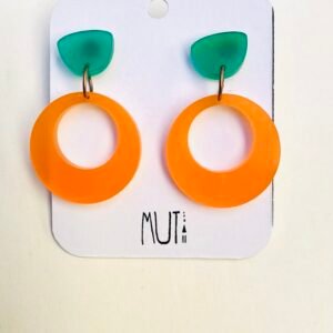 Aros Movimiento en naranja con verde, hechos de acrílico con pasante de acero quirúrgico y topes de silicona