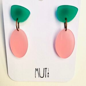 Aros Ovo. Rosa y verde de acrílico con pasante de acero quirúrgico y topes de silicona