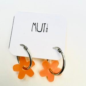 aros Flo naranja con argollas plateadas en acrilico y acero quirurgico