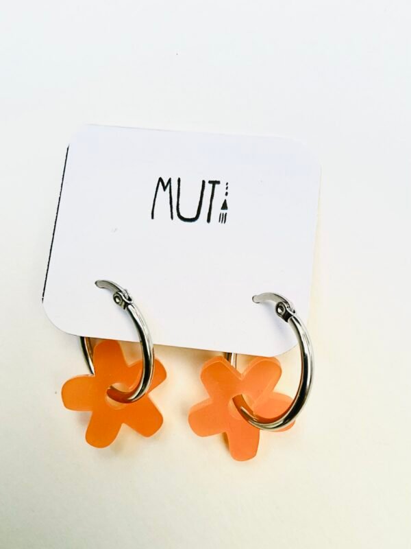Aros Flo. Naranja. Argollas plateadas