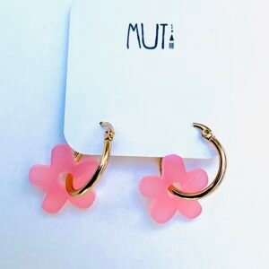 Aros rosa Flo con argollas doradas de acrílico y acero dorado