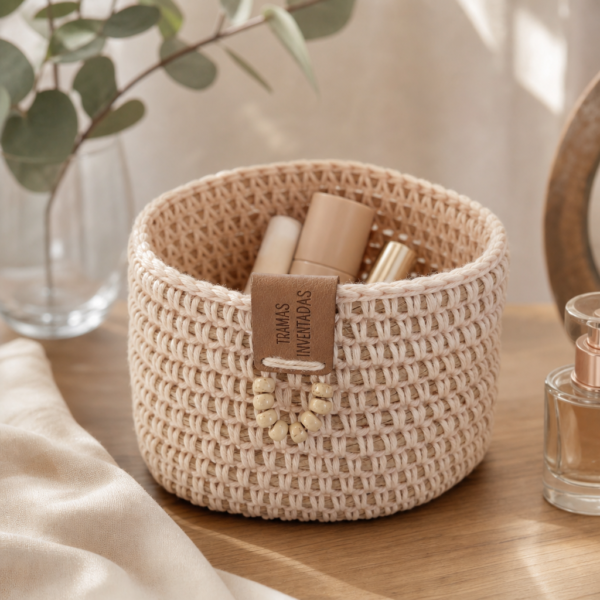 Canasta hecha a mano en colores beige y crudo.