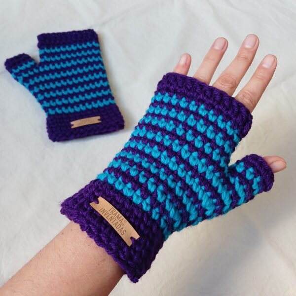 Mitones tejidos a mano en colores violeta y turquesa.