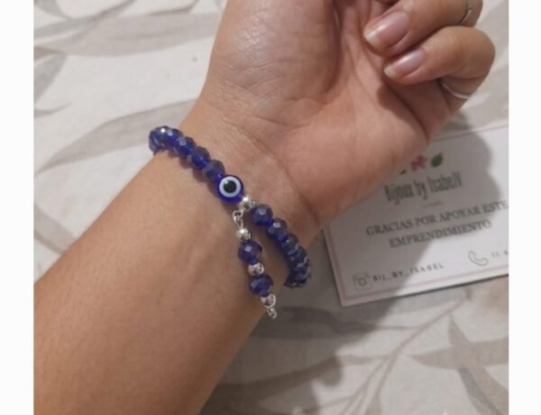 Pulsera en elástico con cristales facetados azules con ojo y dije plateado