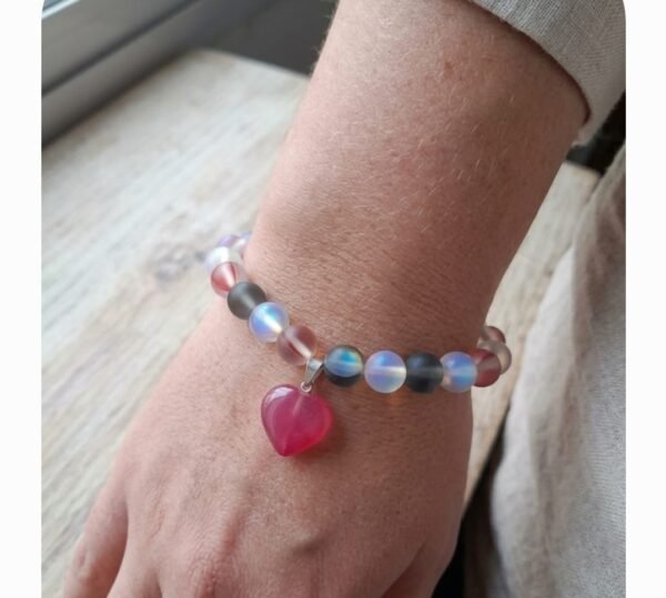 Pulsera en elástico con piedras multicolor y corazón rosa
