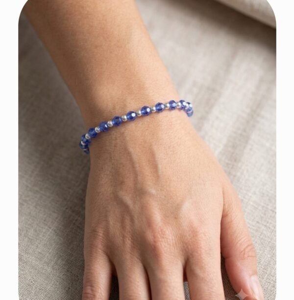 Pulsera en elástico con cristales azulinos facetados y balines plateados