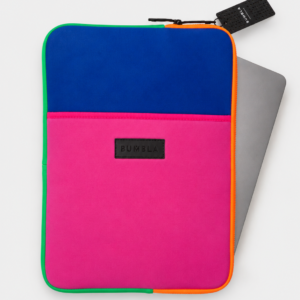 portanotebook fucsia de neopren con cierre y bolsillo frontal