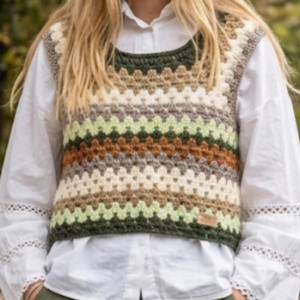 Chaleco tejido a crochet en lana Nevilan con cuello verde militar