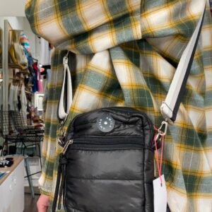 Porta celular puffer negro con correa regulable y bolsillo con cierre