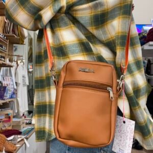 Porta celular ecocuero suela con bolsillo con cierre y correa regulable
