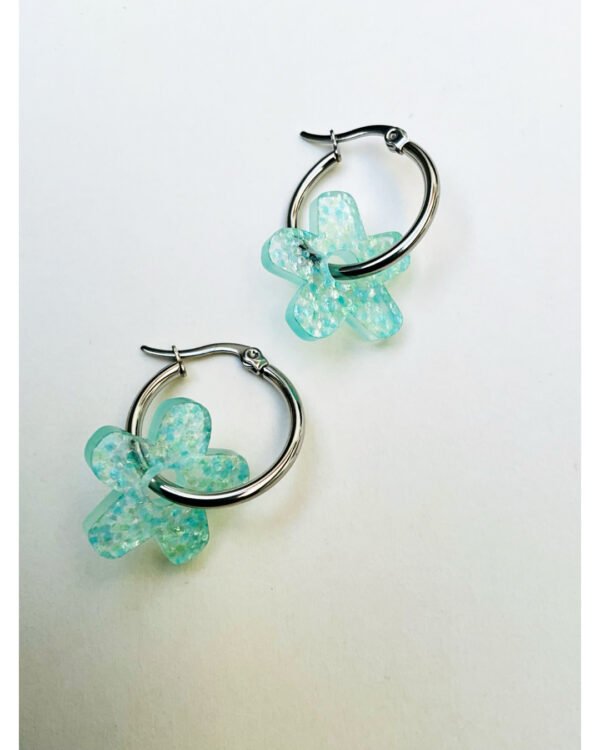 Aros Flo. Glitter celeste con argollas plateadas