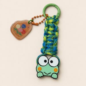 Charm tejido Sanrio KUROPPI trenzado a mano con dije acrilico