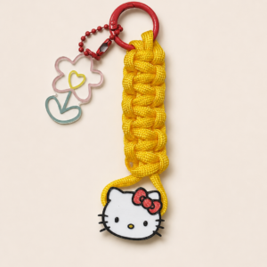 Charm tejido Kitty amarillo trenzado a mano con detalle impreso en 3D