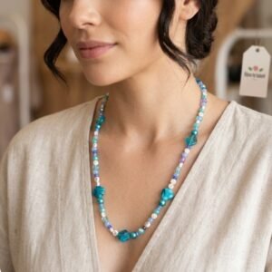 Collar celestino con cristales, perlas y corazones acrílicos en tonos celestes