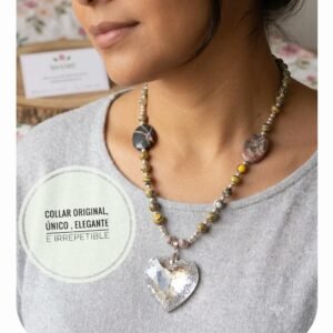 collar con corazon transparente con piedras y balines plateados