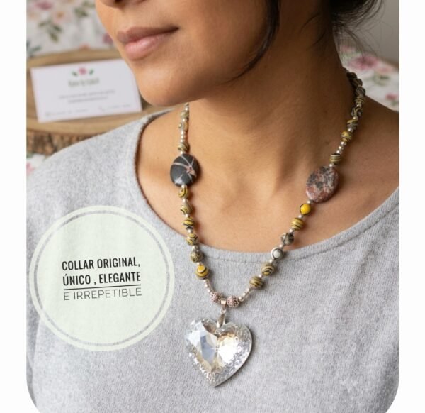 Collar con piedras y corazón transparente