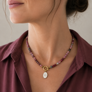 Collar con ágatas con gancho marinero dorado y dije esmaltado con sol