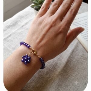 Pulsera azul cristales con dorado goldfilled, cristales facetados azules y flor artesanal