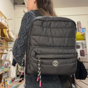 Mochila puffer negra impermeable con interior forrado