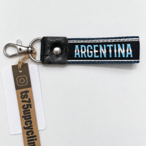 Llavero de Argentina artesanal realizado con textiles recuperados
