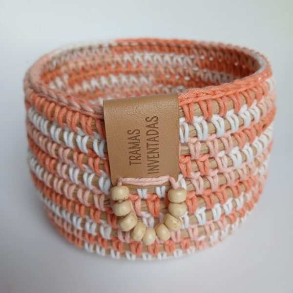 Canasta hecha a mano en color coral matizado