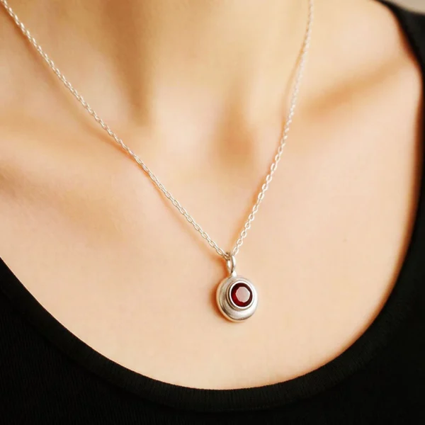 Dije colección "Destellos" con cubic rojo rubí