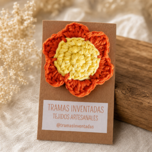 Prendedor con flor tejida a mano en colores amarillo y anaranjado