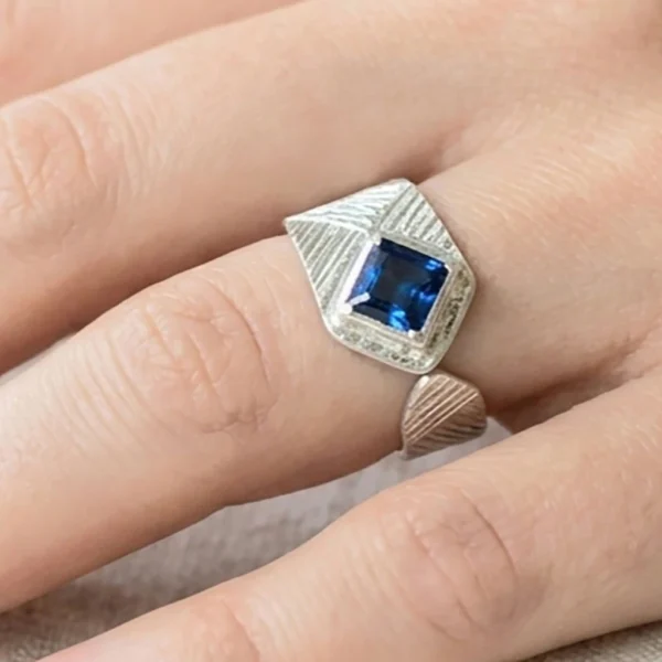 Anillo "Julieta Zafiro" - Plata texturada con cubic azul zafiro