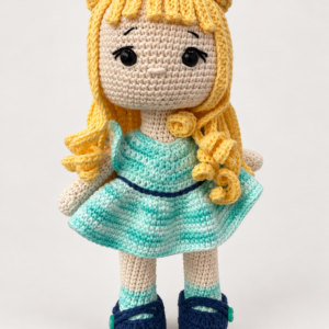 Muñeca azul amigurumi tejida a mano con hilo de algodón