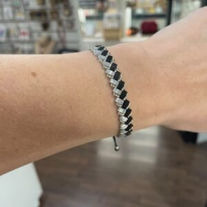 Pulsera trenzada Tila negra y plata hecha a mano